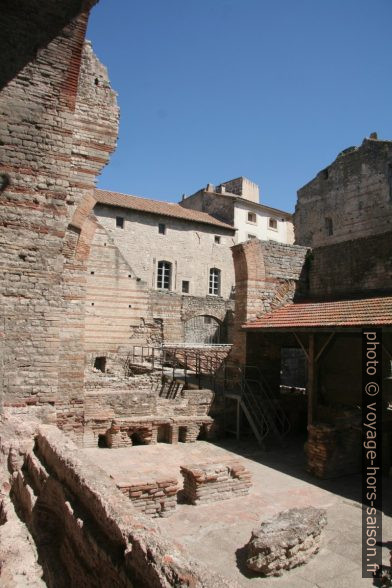 Arcs et hypocaustes des thermes de Constantin. Photo © André M. Winter