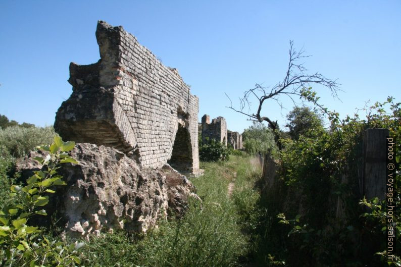 Vestiges de l'aqueduc romain de Barbegal. Photo © André M. Winter