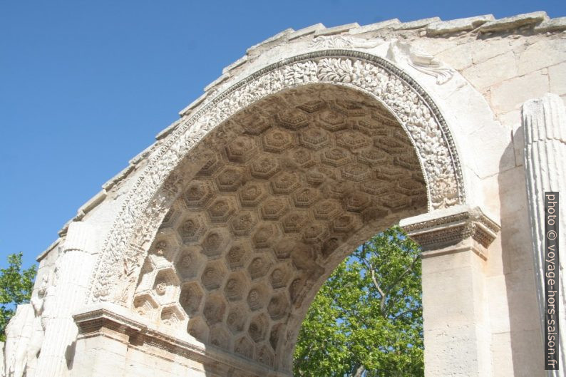 L'archivolte de l'Arc de triomphe de Glanum. Photo © André M. Winter