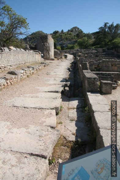 Canalisation de la rue principale de Glanum. Photo © André M. Winter