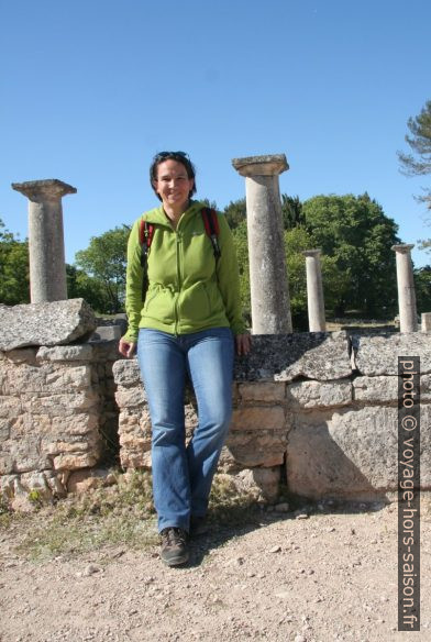 Alex devant la maison des Antes à Glanum. Photo © André M. Winter