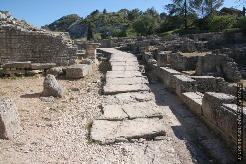 Rue principale de Glanum. Photo © André M. Winter