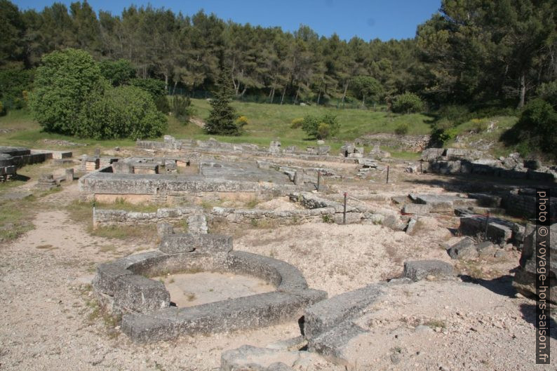 Partie centrale du centre monumental de Glanum. Photo © André M. Winter