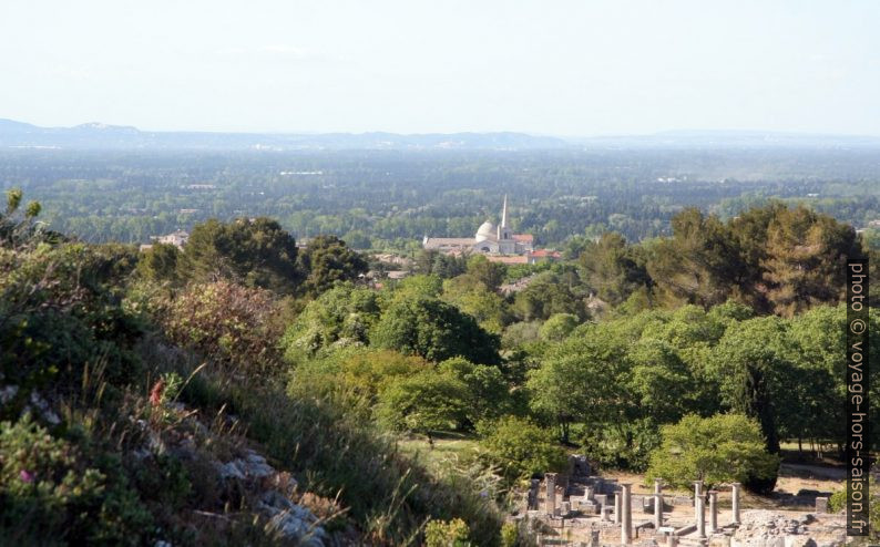 Eglise de Saint-Rémy-de-Provence vue de Glanum. Photo © André M. Winter