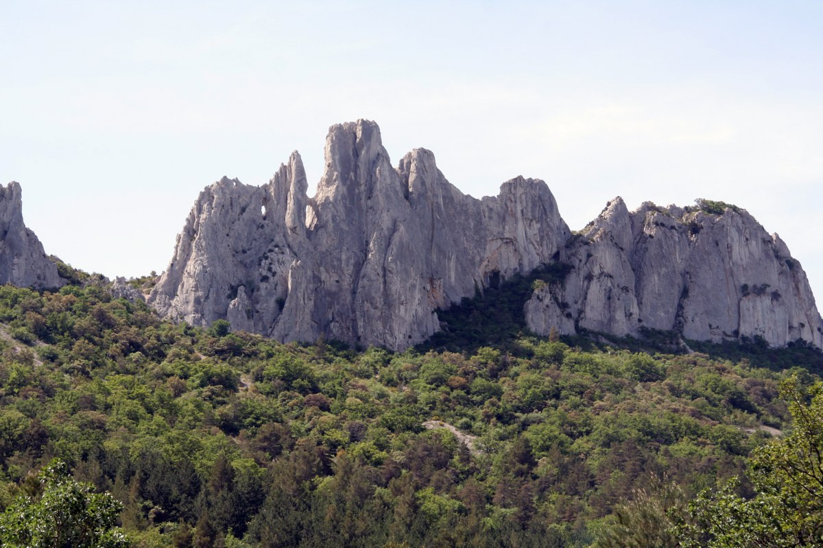 Arcs naturels au Rocher du Turc dans les Dentelles Sarrasines. Photo © André M. Winter