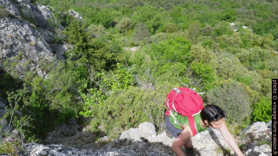 Alex à la sortie dans le col dans les Dentelles Sarrasines entre les côtes 627 et 618. Photo © André M. Winter