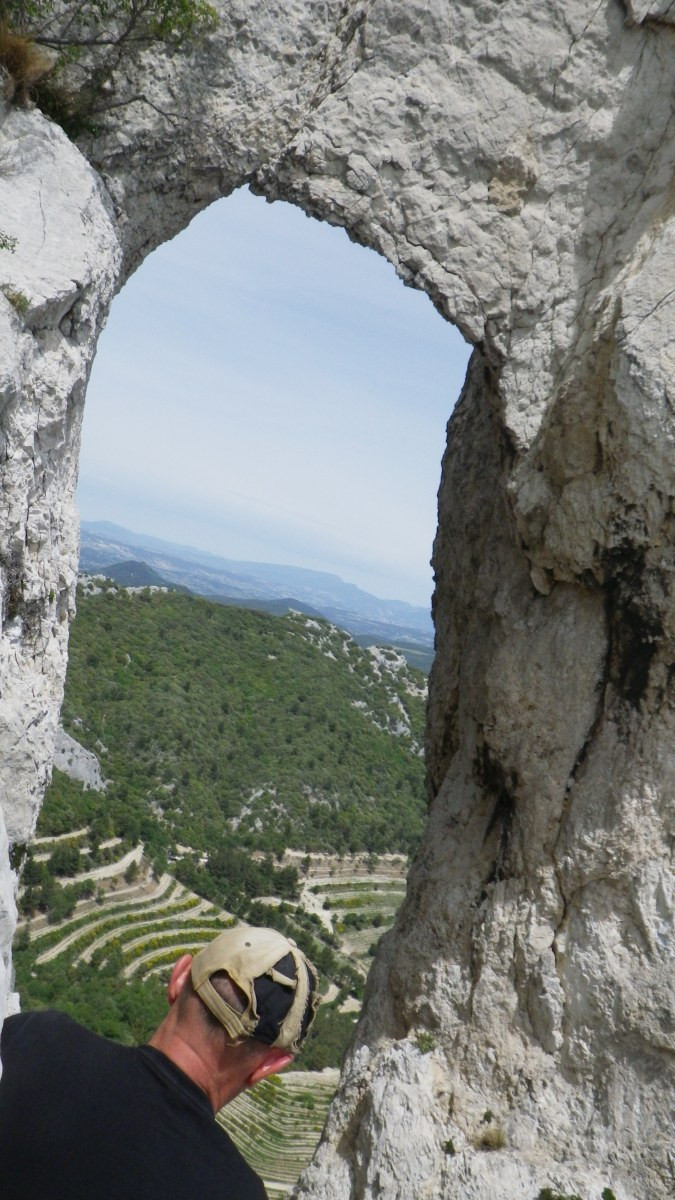 Arc naturel au Rocher du Turc dans les Dentelles Sarrasines. Photo © André M. Winter