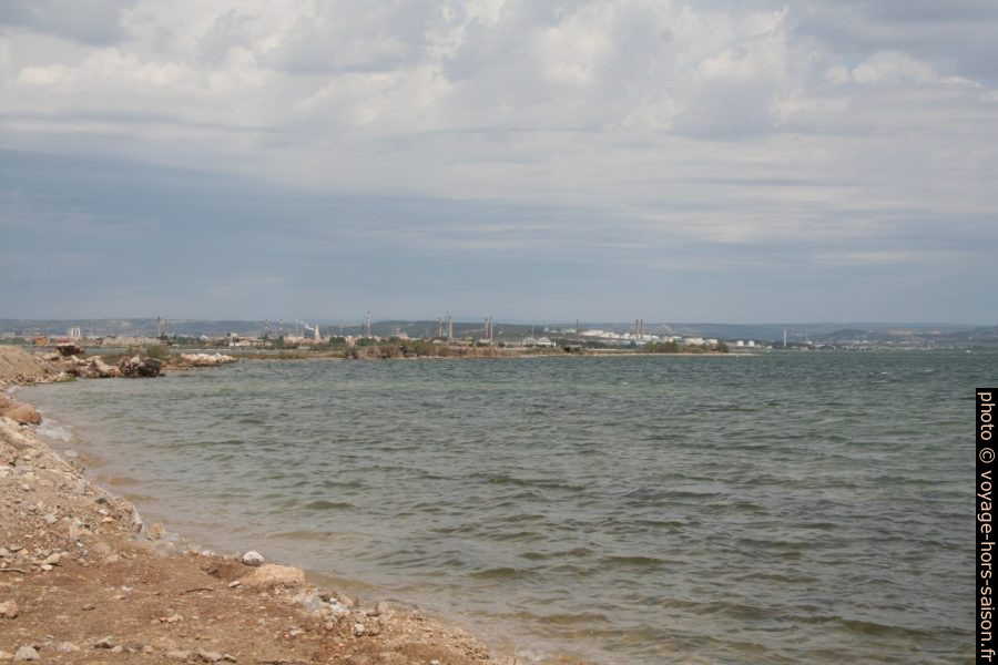 Raffinerie de pétrole Shell-Berre à Berre l'Etang. Photo © André M. Winter