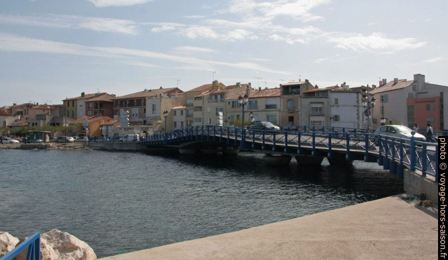 Pont est sur le Canal Baussengue entre la Place des Aires et le Quai Kléber. Photo © André M. Winter
