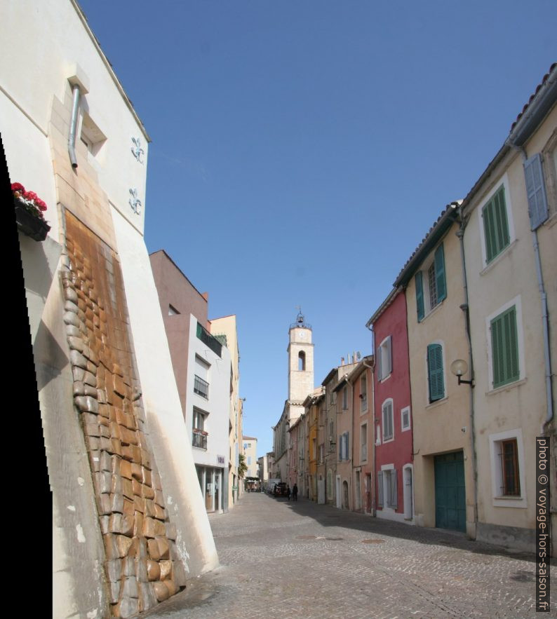 Mur avec fontaine et clocher de l'église Ste-Madeleine. Photo © André M. Winter