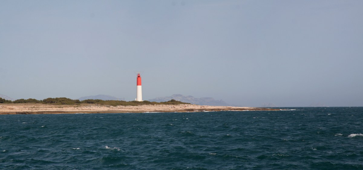Nouveau Phare de Cap Couronne. Photo © André M. Winter