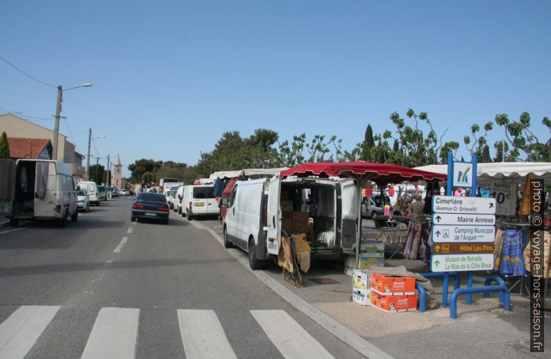 Marché de la Couronne dans la Rue Olivier Griscelli. Photo © André M. Winter