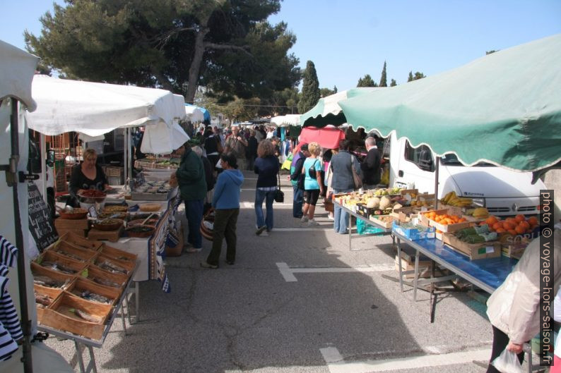 Étals sur le marché de la Couronne. Photo © André M. Winter