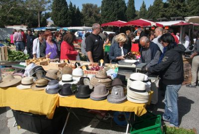 Stand du chapelier sur le marché de la Couronne. Photo © André M. Winter