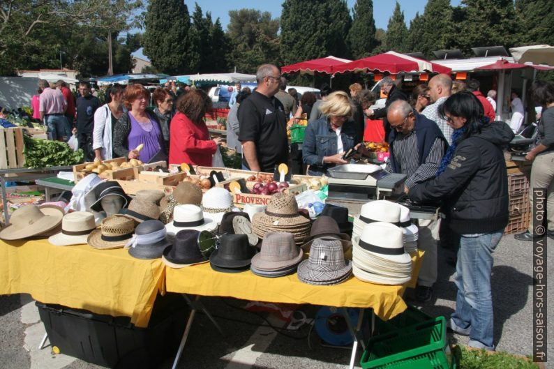 Stand du chapelier sur le marché de la Couronne. Photo © André M. Winter