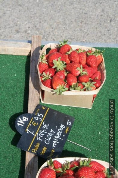 Fraises de Malaucène sur le marché de la Couronne. Photo © André M. Winter