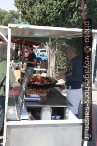 Vendeur de paella sur le marché de la Couronne. Photo © André M. Winter
