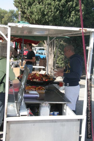 Vendeur de paella sur le marché de la Couronne. Photo © André M. Winter