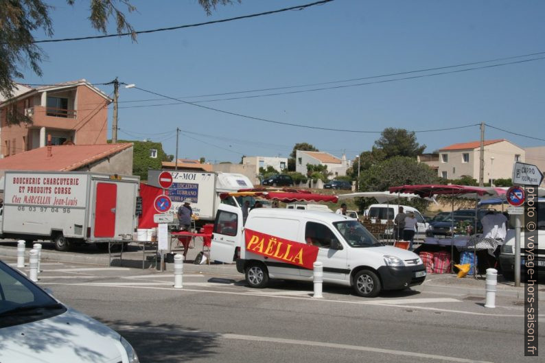 Le marché sur la Place Joseph Fosciola à Carro. Photo © André M. Winter