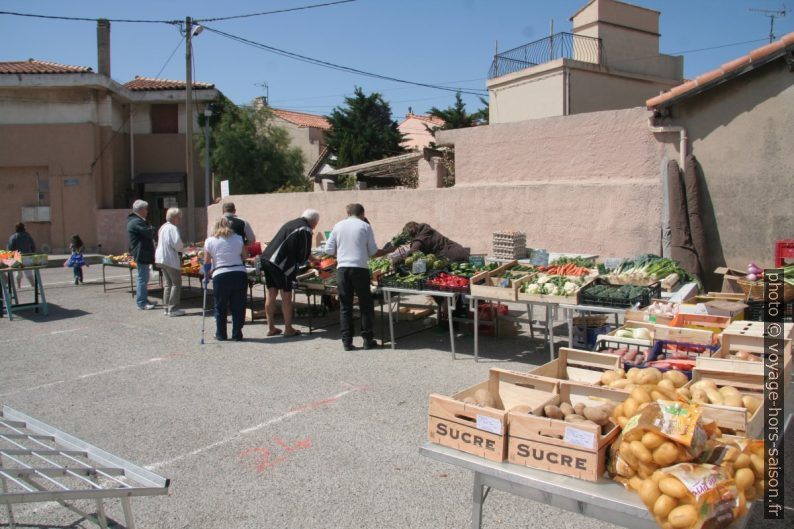 Stands du marché de Carro au printemps. Photo © André M. Winter