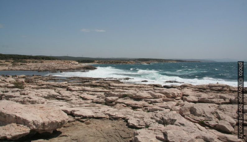 Rentrée de vagues au Cap Couronne. Photo © André M. Winter