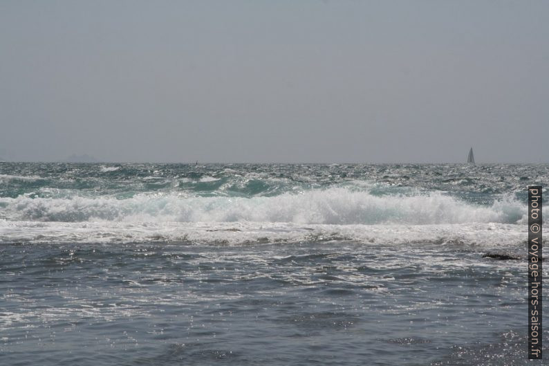 Vagues fortes au Cap Couronne. Photo © André M. Winter