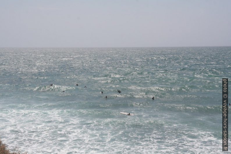 Surfers dans l'Anse du la Couronne Vieille. Photo © André M. Winter