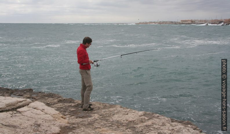 André s'essaie à la pêche côtière. Photo © Alex Medwedeff