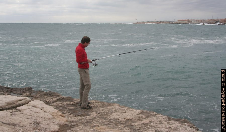 André s'essaie à la pêche côtière. Photo © Alex Medwedeff
