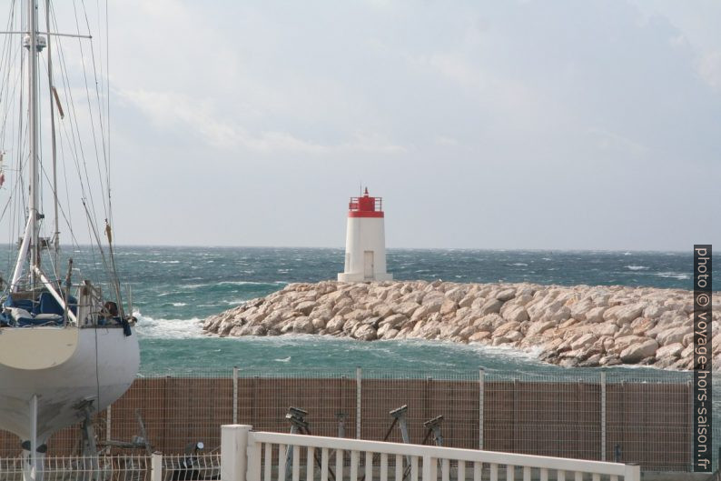 Feu du port de Sausset-les-Pins. Photo © André M. Winter