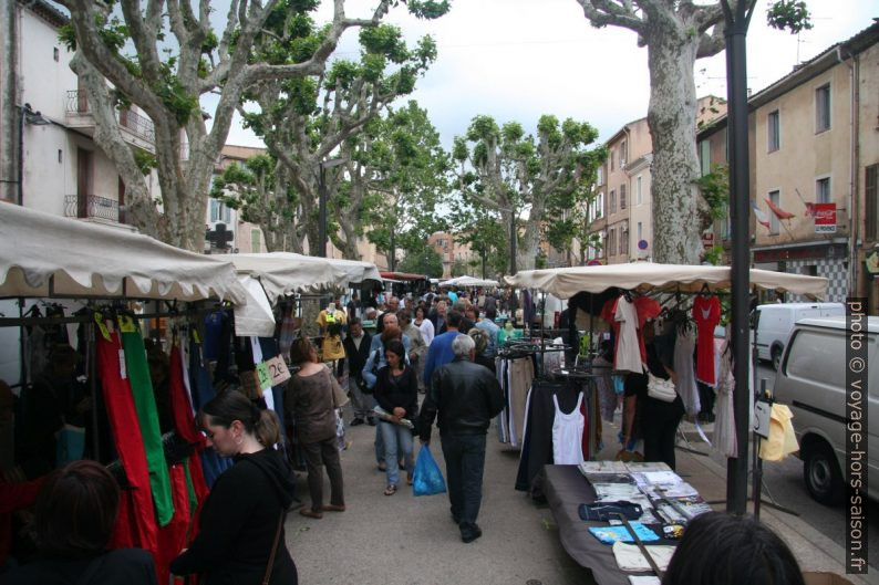 Stands de vêtements au marché de Gardanne. Photo © André M. Winter