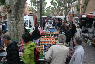 Queue à la caisse d'un stand de légumes au marché de Gardanne. Photo © André M. Winter