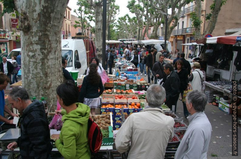 Queue à la caisse d'un stand de légumes au marché de Gardanne. Photo © André M. Winter