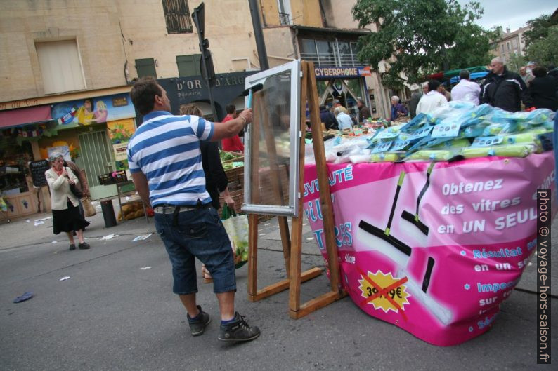 Démonstration d'un lave-vitre au marché de Gardanne. Photo © André M. Winter