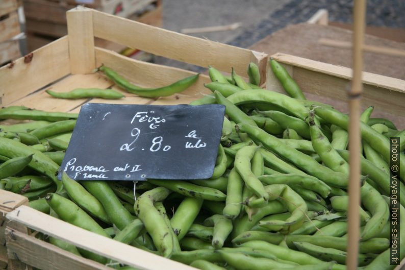 Cagette de fèves au marché de Gardanne Photo © Alex Medwedeff