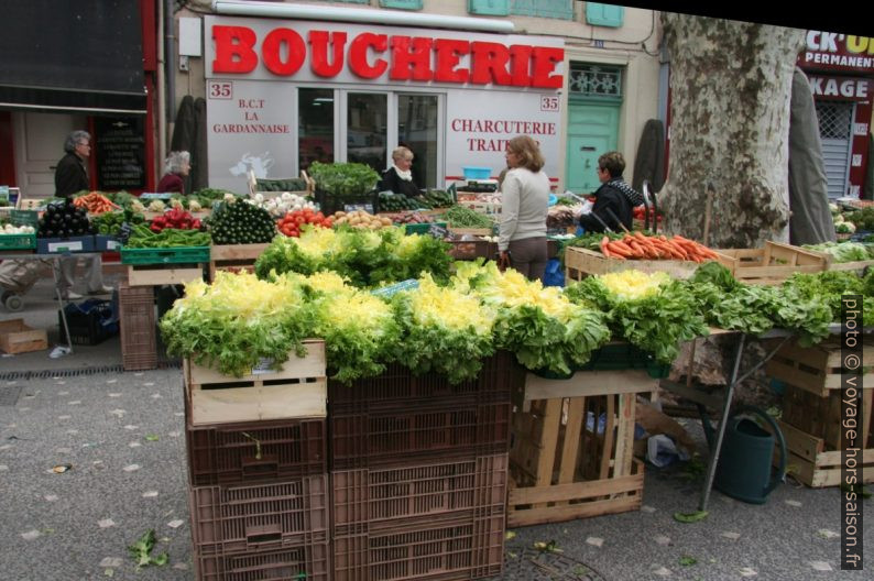 Salades et légumes sur le marché de Gardanne. Photo © André M. Winter