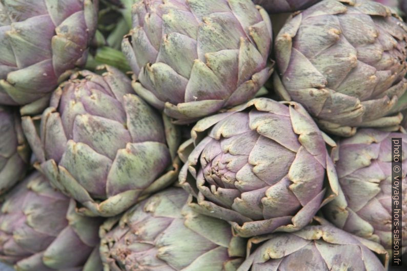 Artichauts sur le marché de Gardanne. Photo © Alex Medwedeff