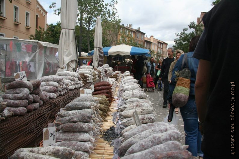 Saucissons des Alpes sur le marché de Gardanne. Photo © André M. Winter