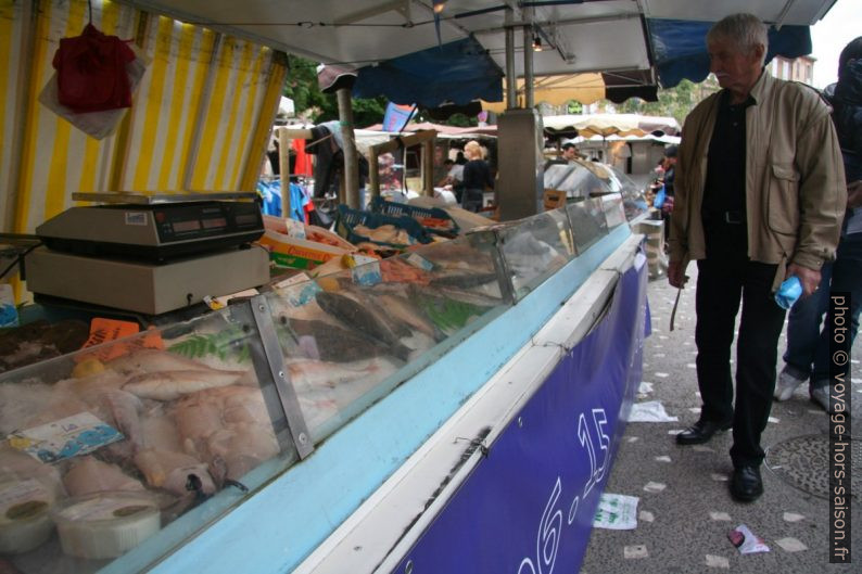 Un des poissionniers sur le marché de Gardanne. Photo © André M. Winter