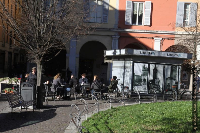 Terrasse de café sur la Piazza Duomo en hiver. Photo © Alex Medwedeff