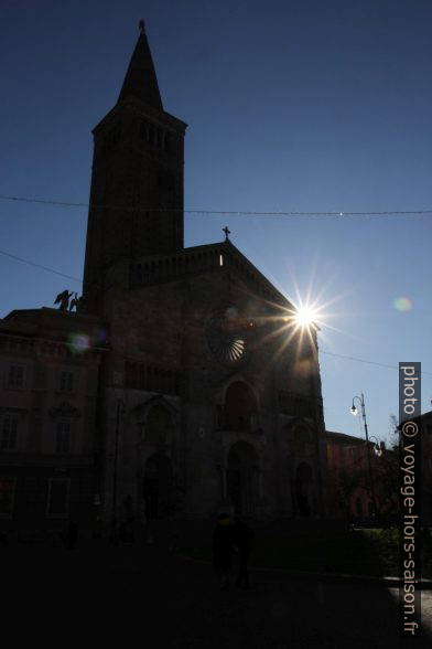 Cathédrale de Piacenza en contre-jour. Photo © Alex Medwedeff