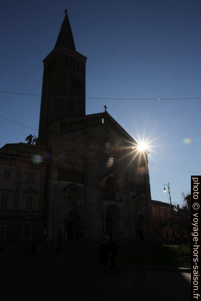 Cathédrale de Piacenza en contre-jour. Photo © Alex Medwedeff