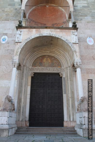 Portail aux lions de la cathédrale de Piacenza. Photo © Alex Medwedeff