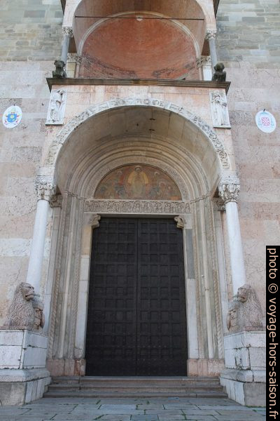 Portail aux lions de la cathédrale de Piacenza. Photo © Alex Medwedeff