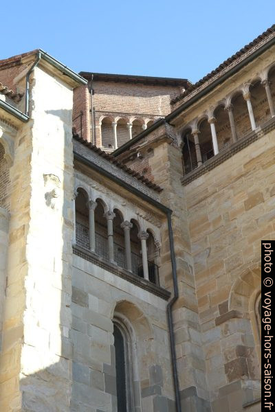 Couloirs de loggias aux colonnes de la cathédrale de Piacenza. Photo © Alex Medwedeff