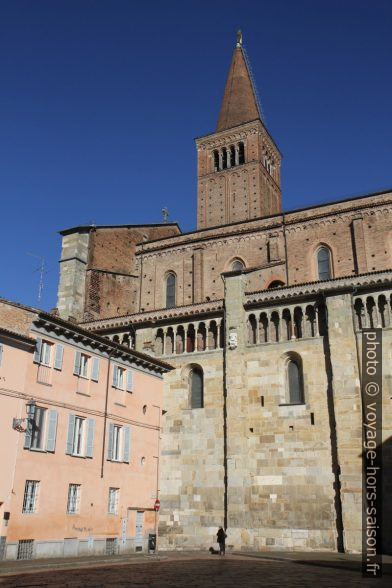 Clocher et façade sud de la cathédrale de Piacenza. Photo © Alex Medwedeff