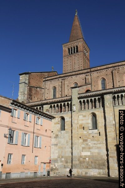 Clocher et façade sud de la cathédrale de Piacenza. Photo © Alex Medwedeff