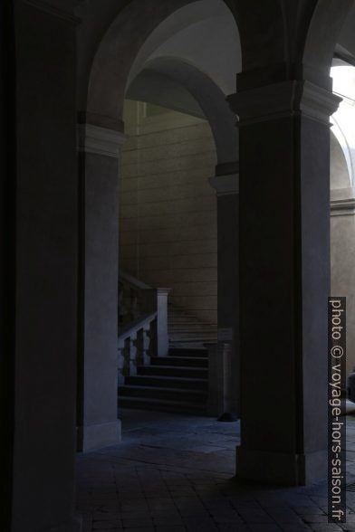Escalier sombre d'un palais. Photo © Alex Medwedeff