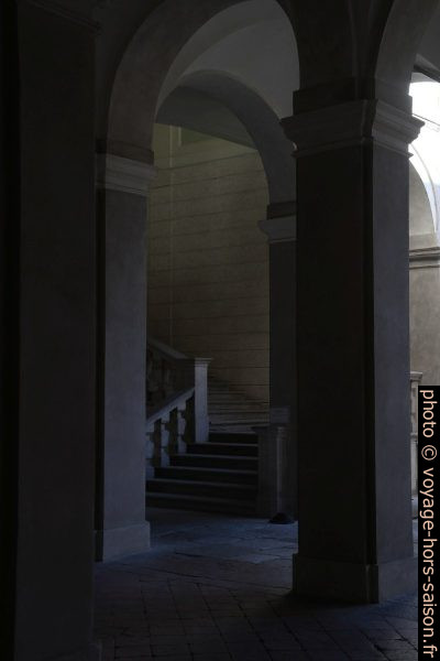 Escalier sombre d'un palais. Photo © Alex Medwedeff