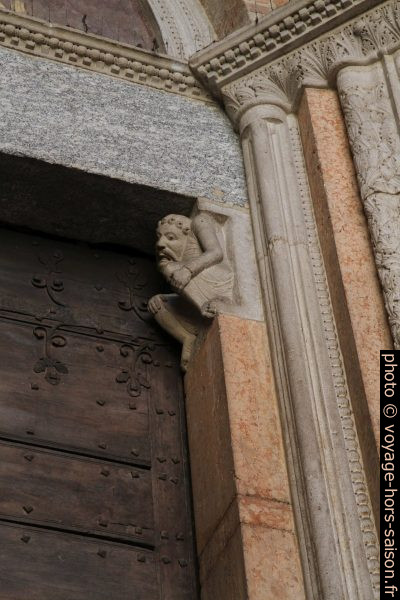 Décor d'un portail de la Basilique St. Antonin de Piacenza. Photo © Alex Medwedeff